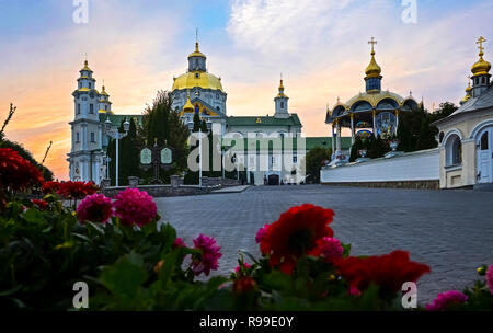 Luftbild des Heiligen 1352 Pochayiv Lavra, einem orthodoxen Kloster in der Oblast Ternopil in der Ukraine. Osteuropa Stockfoto