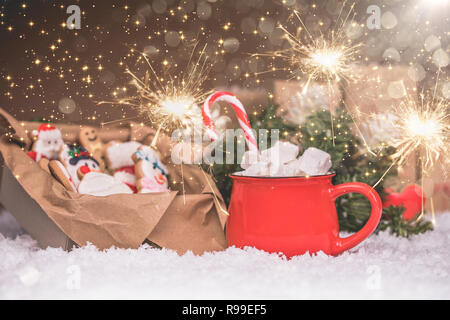 Weihnachten Lebkuchen in einer Box, Wunderkerzen, heiße Schokolade mit Marshmallows und Süßigkeiten. Frohe Weihnachten und ein glückliches Neues Jahr Stockfoto