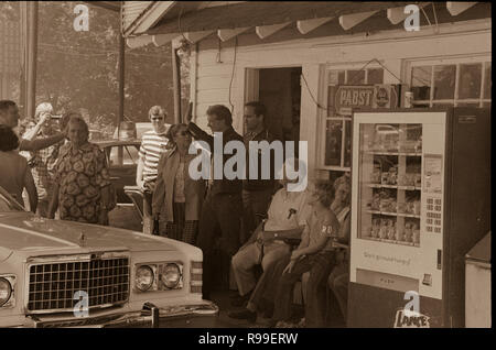 Jimmy Carter macht eine Kampagne stop an seinen Bruder Billy's Gas Station in ihrer Heimatstadt Plains, Georgia. 1976 Sept. 10. Stockfoto