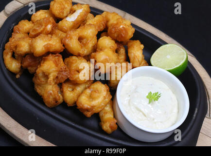 Tempura frittierte Calamari mit Sauce Tartar und Kalk Stockfoto