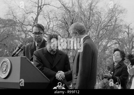 Chinesischen Vizepremier Deng Xiaoping schüttelt Hände mit Präsident Jimmy Carter im Weißen Haus, Washington, D.C.. 1979 Jan. 29. Stockfoto