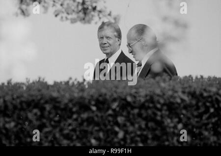 Präsident Jimmy Carter und der israelische Premierminister Menachem Begin im Weißen Haus, Washington, D.C.. 1980 26.04.15. Stockfoto