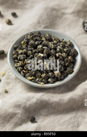 Getrocknete Bio Jasmin Perlen Kaffee in eine Schüssel geben. Stockfoto
