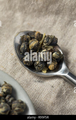 Getrocknete Bio Jasmin Perlen Kaffee in eine Schüssel geben. Stockfoto