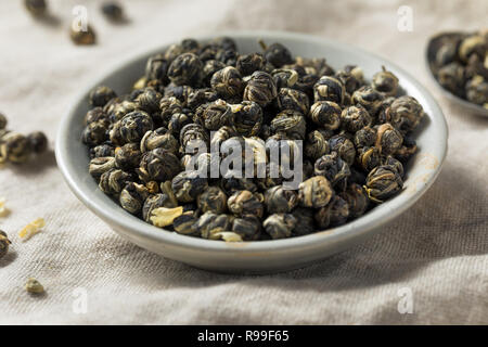 Getrocknete Bio Jasmin Perlen Kaffee in eine Schüssel geben. Stockfoto