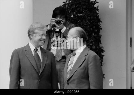 Präsident Jimmy Carter begrüßt der israelische Premierminister Menachem Begin zum Weißen Haus, Washington, D.C.. 1980 April 8. Stockfoto