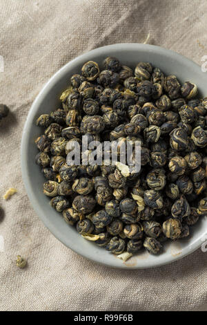 Getrocknete Bio Jasmin Perlen Kaffee in eine Schüssel geben. Stockfoto