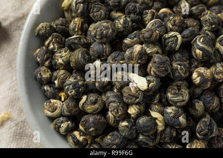 Getrocknete Bio Jasmin Perlen Kaffee in eine Schüssel geben. Stockfoto