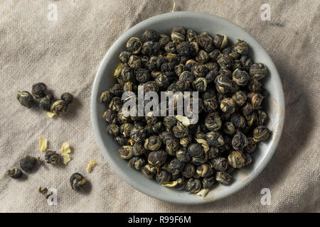 Getrocknete Bio Jasmin Perlen Kaffee in eine Schüssel geben. Stockfoto