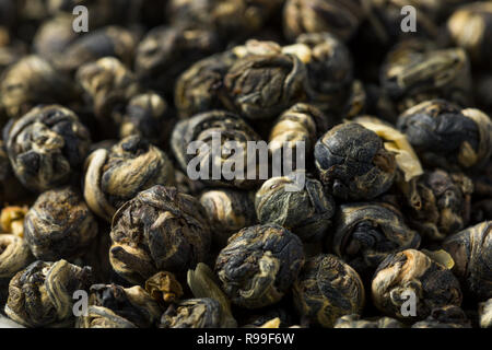 Getrocknete Bio Jasmin Perlen Kaffee in eine Schüssel geben. Stockfoto