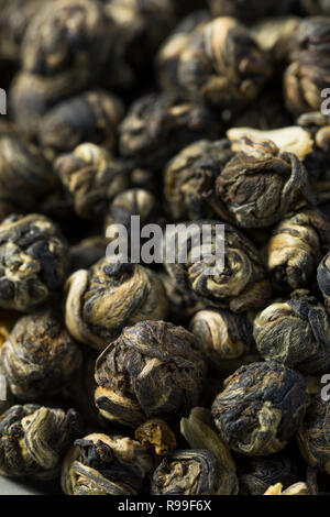 Getrocknete Bio Jasmin Perlen Kaffee in eine Schüssel geben. Stockfoto