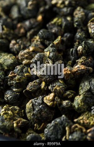 Getrocknete Bio Oolong Pearl Tee in eine Schüssel geben. Stockfoto