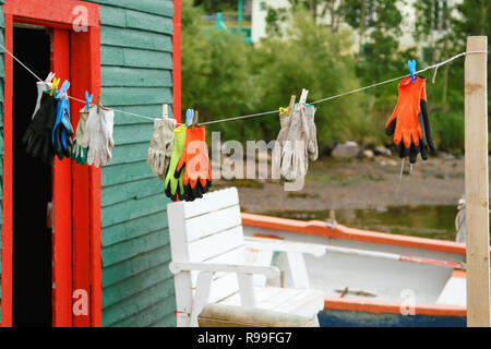Bunte fischer Handschuhe am Pier zu trocknen Stockfoto