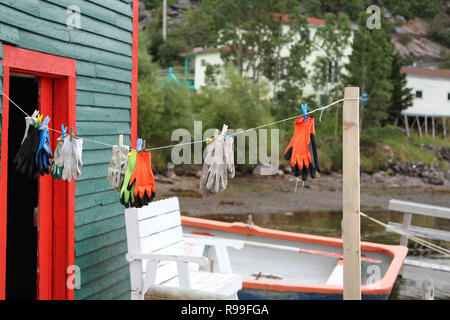 Bunte fischer Handschuhe am Pier zu trocknen Stockfoto