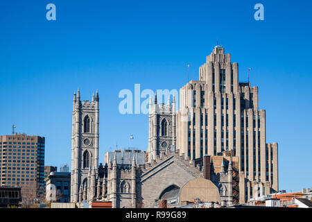 Skyline von Old Montreal, mit dem die Notre Dame Basilica vor, und ein Vintage stone Hochhaus im Hintergrund. Die Basilika ist die wichtigste cathedr Stockfoto