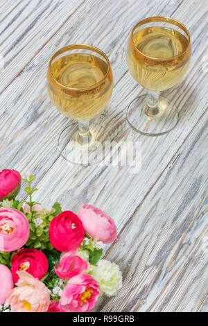 Zwei Gläser Wein und Blumen Stockfoto