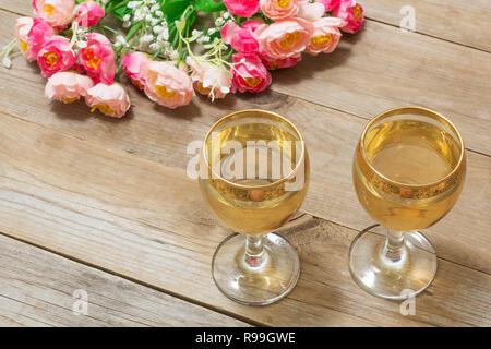 Zwei Gläser Wein und Blumen Stockfoto