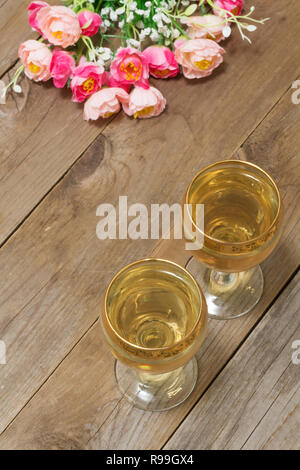 Zwei Gläser Wein und Blumen Stockfoto