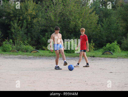 Kovrov, Russland. 7. September 2013. Jugendliche spielen Fußball auf dem Schulhof Stockfoto