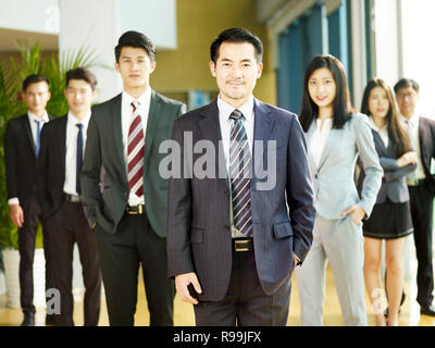 Porträt einer Mannschaft der Erfolgreichen asiatischen Geschäftsleuten und Geschäftsfrauen, an der Kamera schaut. Stockfoto