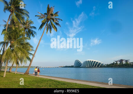 Zwei Kinderwagen im Marina Promenade; über der Marina Bay im Hintergrund sind die Blume Dome, Cloud Forest, und die Super Bäume in Gärten durch die Bucht Stockfoto