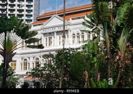 Für eine frontale Ansicht des Raffles Hotel, Beach Road, Singapur, Iconic Hotel der Insel, das 1887 vom Armenischen Sarkies Brüdern geöffnet Stockfoto