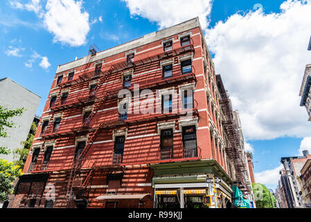 New York City, USA - 25. Juni 2018: Low Angle View von typischen Ziegelgebäude mit Feuer in Soho einen sonnigen Tag des Sommers Stockfoto