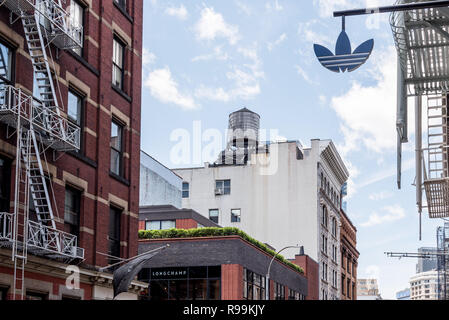 New York City, USA - 25. Juni 2018: Low Angle View von typischen Gebäuden, Ampel und Straßennamen anmelden Mercer Street in Soho Gusseisen histor Stockfoto