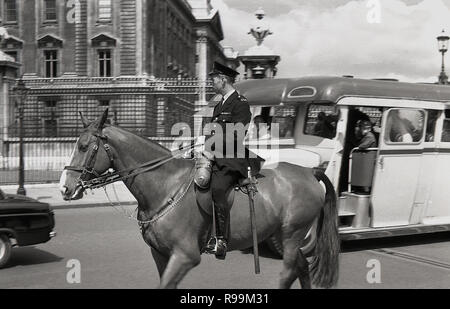 1950, historische, Central London, ein Uniformierter montiert Britische Polizisten außerhalb des Buckingham Palace. Stockfoto