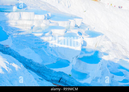 Pamukkale natürliches Karbonattravertin und bezaubernde Thermalwasserbecken in der Türkei. Auf jeden Fall muss man diesen Ort in der Türkei besuchen. Das Beste Stockfoto