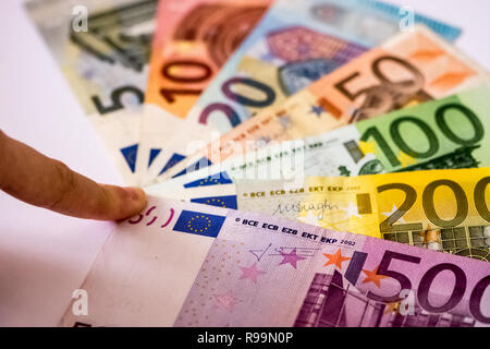 Bankangestellte mit EUR, Euro eu-Bargeld, in der Europäischen Union verwendete Währung. Stockfoto