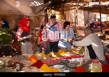 Marokko Errachidia Provinz, Rissani, Souk, Touristen im Spice Abschaltdruck Stockfoto