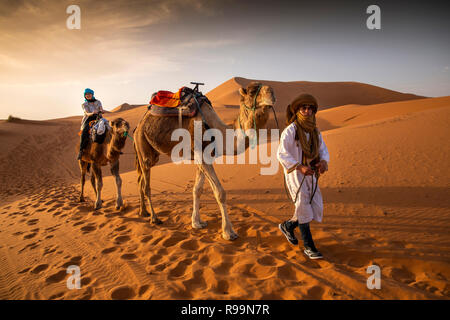 Marokko Errachidia Provinz, Erg Chebbi, Berber guide führenden touristischen auf Kamel auf der Fahrt durch die Dünen Stockfoto