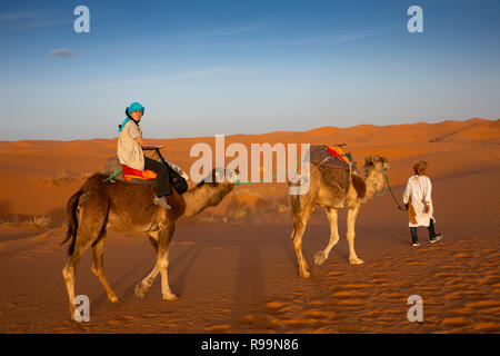 Marokko Errachidia Provinz, Erg Chebbi, Berber guide führenden touristischen auf Kamel auf der Fahrt durch die Dünen Stockfoto