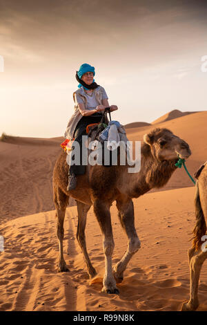 Marokko Errachidia Provinz, Erg Chebbi, Berber guide führenden touristischen auf Kamel auf der Fahrt durch die Dünen Stockfoto