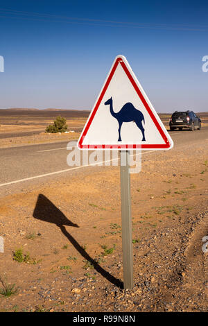 Marokko Errachidia Provinz, Merzouga, Erg Chebbi, Kamel Warnung Schild Stockfoto