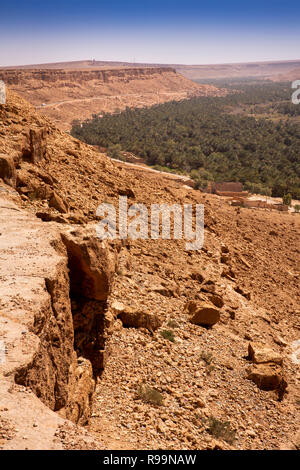 Marokko, Rissani, Ziz Tal, Oasis unter Felsigen Hügeln Stockfoto