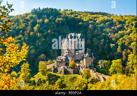 Burg Eltz im Herbst. Deutschland Stockfoto