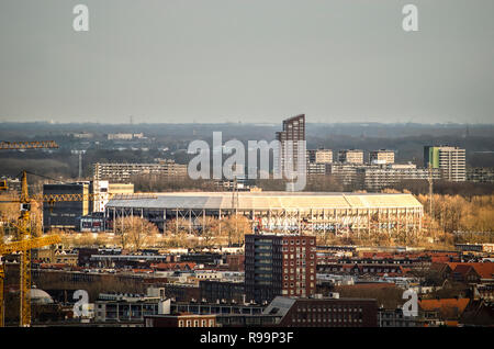 Rotterdam, Niederlande, 10. Dezember 2018: Long distance Luftbild des legendären Stadion De Kuip, Heimat des Fußballs Feyenoord, umgeben von mainl Stockfoto