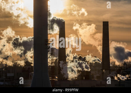 Schornsteine einer soap Fabrik in Hammond, Indiana in der sehr kalten Januar Tag, in der Nähe der Sonnenuntergang. Stockfoto