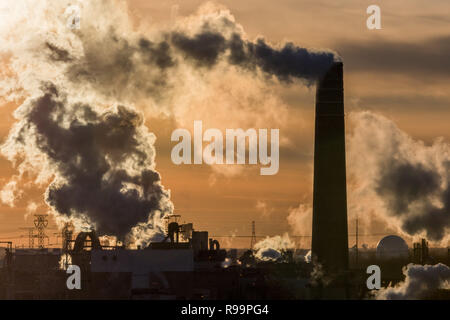 Schornsteine einer soap Fabrik in Hammond, Indiana in der sehr kalten Januar Tag, in der Nähe der Sonnenuntergang. Stockfoto