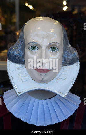 Eine Büste von William Shakespeare in einem Schaufenster Stockfoto