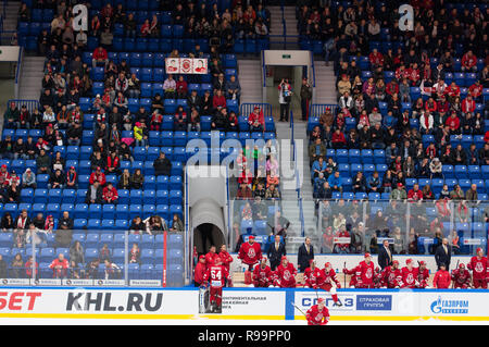 PODOLSK, Russland - Oktober 16, 2018: Unbekannter Fans auf der Tribüne des Vityaz Ice Arena während der Hockey Game Vityaz vs Severstal auf Russland KHL-Meisterschaft am 16. Oktober 2018, in Podolsk, Russland. Witjas gewann 4:1. Stockfoto