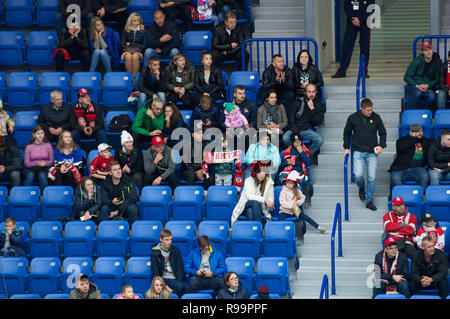 PODOLSK, Russland - Oktober 16, 2018: Unbekannter Fans auf der Tribüne auf Hockey Game Vityaz vs Severstal auf Russland KHL-Meisterschaft am 16. Oktober 2018, in Podolsk, Russland. Witjas gewann 4:1. Stockfoto