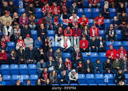 PODOLSK, Russland - Oktober 16, 2018: Unbekannter Fans auf der Tribüne auf Hockey Game Vityaz vs Severstal auf Russland KHL-Meisterschaft am 16. Oktober 2018, in Podolsk, Russland. Witjas gewann 4:1. Stockfoto
