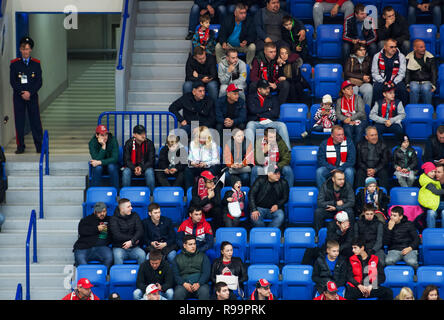 PODOLSK, Russland - Oktober 16, 2018: Unbekannter Fans auf der Tribüne auf Hockey Game Vityaz vs Severstal auf Russland KHL-Meisterschaft am 16. Oktober 2018, in Podolsk, Russland. Witjas gewann 4:1. Stockfoto
