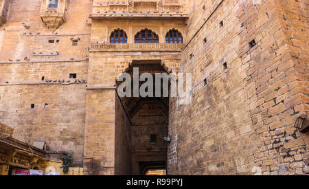 Das Eingangstor von Jaisalmer Fort (Golden Fort), Eingebaute 1156 AD von der Rajput Rawal Jaisal (Herrscher), von dem es seinen Namen ableitet. Stockfoto