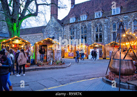 Winchester, Hampshire, England, 12. Dezember 2018. Weihnachten Marktstände auf dem Gelände der Kathedrale von Winchester mit einem Glühwein verkaufen Stockfoto