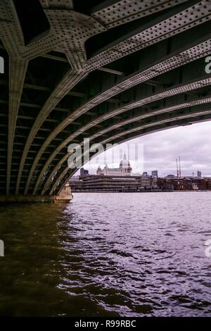 Blick auf die St. Paul's Kathedrale von unten Blackfriars Bridge, London. Stockfoto