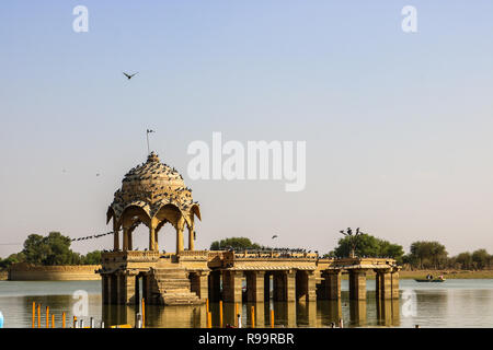 Ein Tempel in der Mitte des Sees. Ein Wasserbehälter (Gadisar See) in Jaisalmer. Der erste Herrscher von Jaisalmer, Raja Rawal Jaisal gebaut Stockfoto